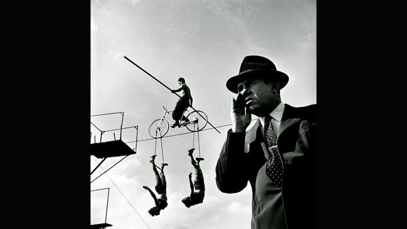 Cómo se arma el circo - Acto de equilibrio con trapecistas, 1948