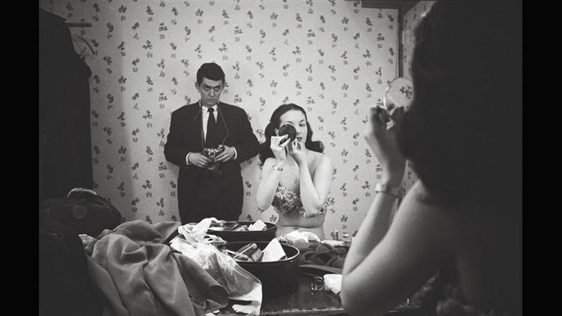 Esta imagen viene de una serie inédita sobre la corista Rosemary Williams. "Ves que como fotógrafo se aísla a si mismo", dice Ortner-Kreil. "Lleva puesto un traje y se ve bastante serio. Sostiene su cámara aquí para hacer contacto visual con su modelo. Es la segunda mitad de los a?os cuarenta, así que el fotógrafo aún era considerado como un artesano y no un artista, pero deja claro en esta foto que él está en control. Se trata de una declaración fuerte respecto a su propia identidad como artista".