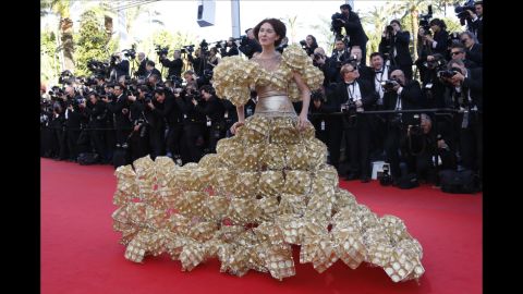 The second guest who relegated the celebrities to mere mortal status wore a dress made of biscuit trays to the screening of "The Past" at the 66th edition of the Cannes Film Festival. 