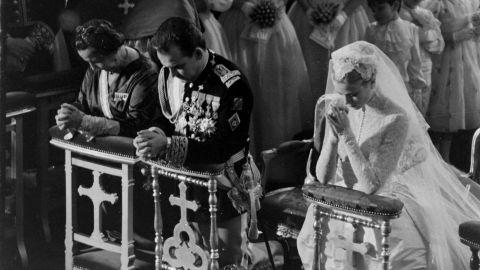 Grace Kelly and Prince Rainier -- shown here kneeling during Mass at their wedding at St. Nicholas Cathedral in Monaco in 1956 -- had <a href="http://time.com/3684060/life-with-grace-kelly-and-prince-rainier-photos-from-the-wedding-of-the-century/" target="_blank" target="_blank">a spectacular gathering fit for a king ... uh, prince</a>.