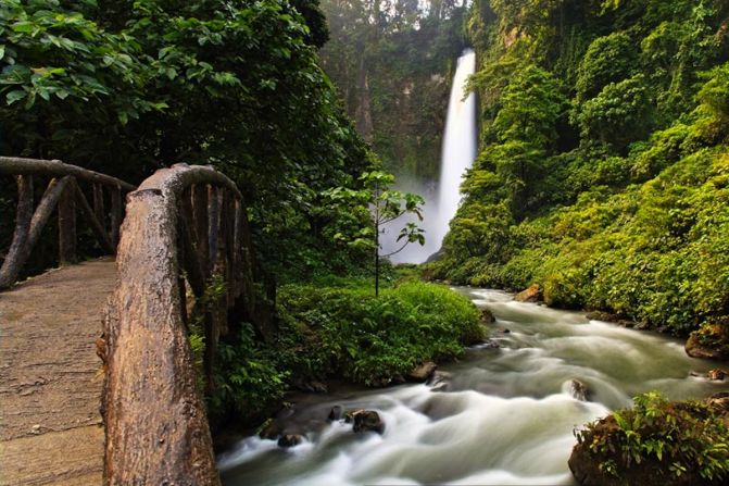 Lake Sebu spills into seven waterfalls -- two are connected by a high zipline. The air in its namesake town feels good on the skin, with temperatures seldom warmer than 77 F (25 C).