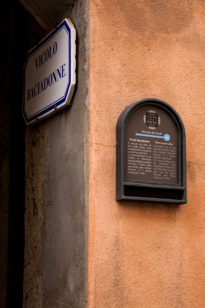 Kisswomen alley in Citta della Pieve was built to divide the estates of bickering neighbors.
