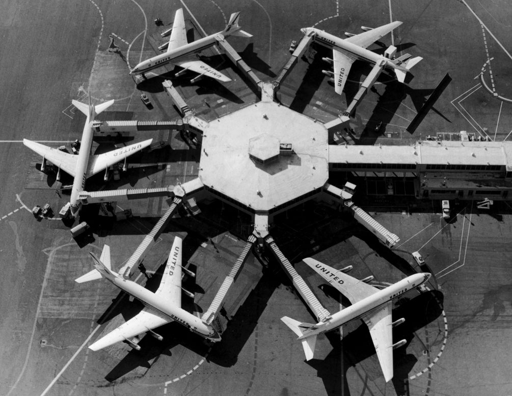 1959: The first jet bridge was used for passengers to board and disembark planes at San Francisco airport.