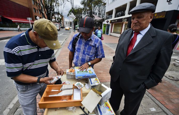 No importa si eres joven o viejo, las estampas de la Copa Mundial atraen a una audiencia muy amplia. Panini afirma que algunos mercados pueden vender hasta ocho paquetes por cabeza de la población.