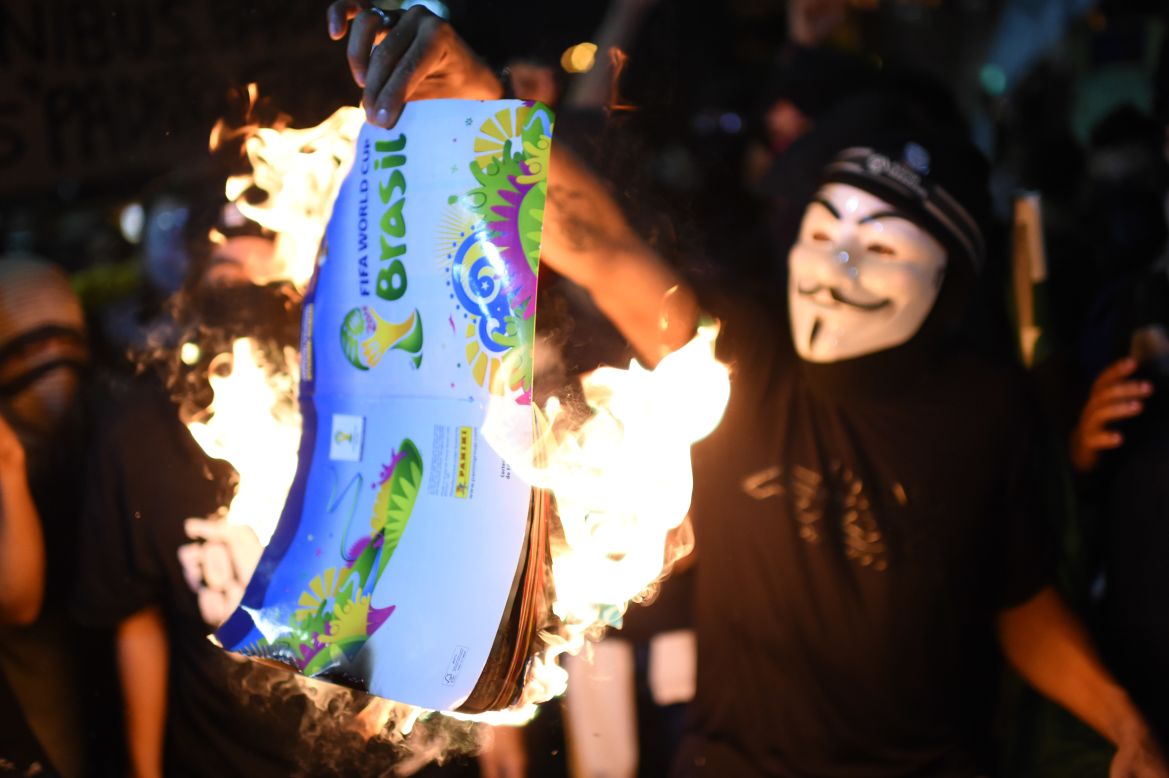Protestantes en brasil han quemado álbumes de estampas para mostrar su frustración con la FIFA y el gobierno de su país por ser los anfitriones de la Copa Mundial.