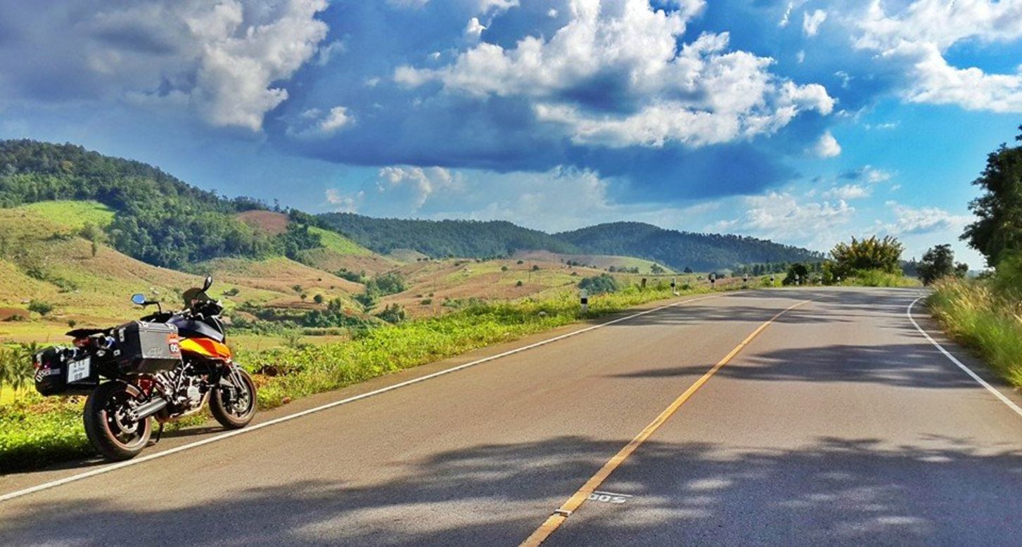 The roads around Chiang Mai are some of the most scenic in the country. One of the best is the Mae Hong Son Loop, a 600-kilometer (373-mile) journey that starts from Chiang Mai, and traveling counterclockwise, passes through Pai, Mae Hong Son and Mae Sariang.