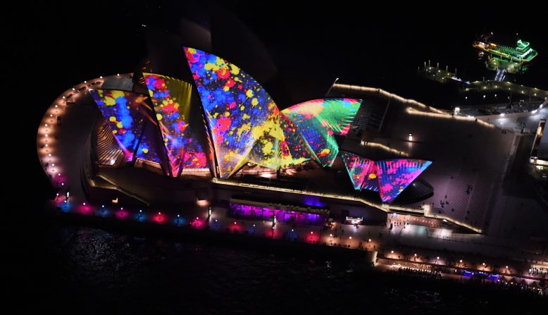 This year is the first time the festival extends into the harbor. Cruise ships, ferries and water taxis have been emblazoned with colorful LED lights that change color according to which areas of the harbor they are in as part of the "Harbour Lights" event. 