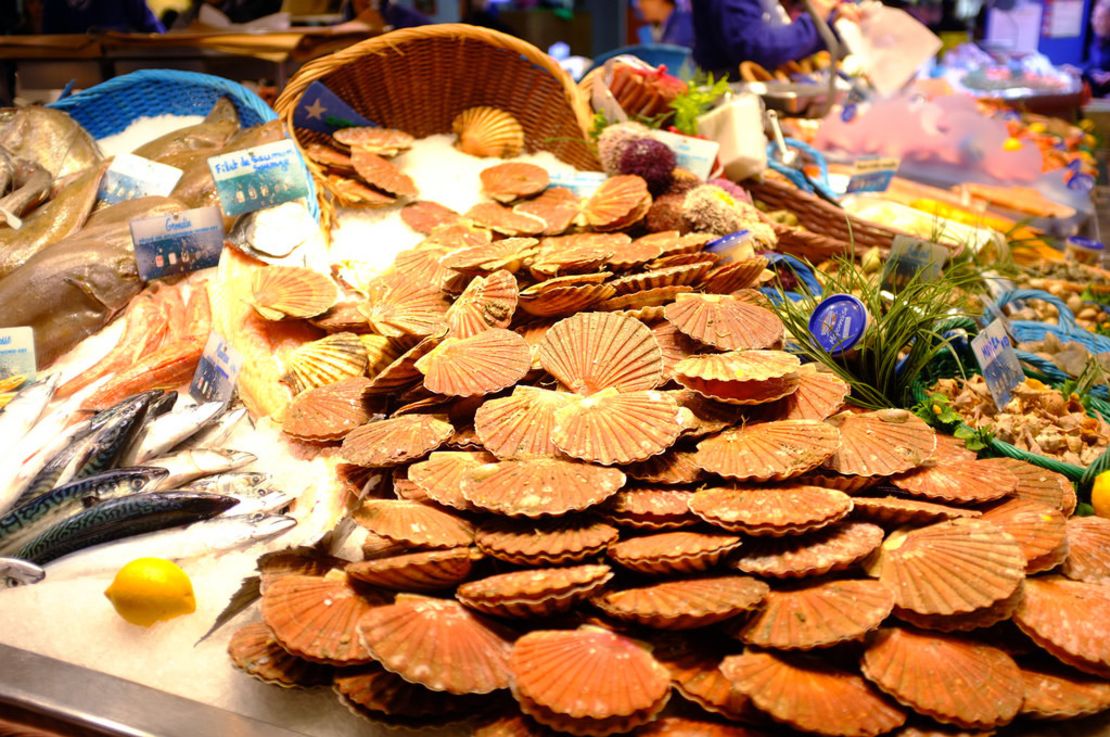 The Victor Hugo market offers a wide range of typical dishes, including scallops. 