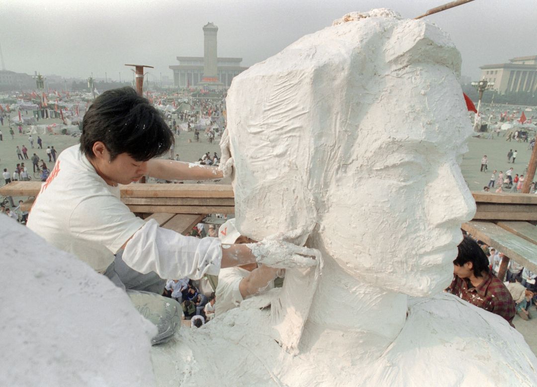 May 30, 1989, students from the Central Academy of Fine Arts create a 10-meter-tall statue of the Goddess of Democracy to boost morale amongst student protestors in Tiananmen Square. Erected in just four days, the statue was unveiled in front of the Monument to the People's Heroes.