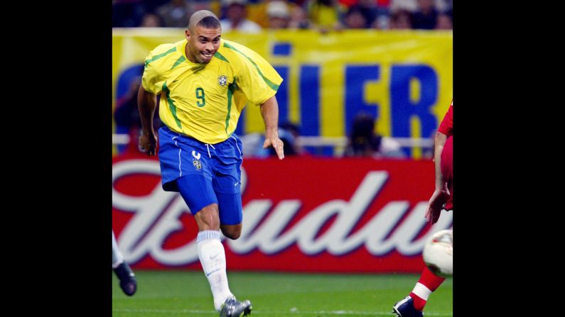 Los ojos del mundo se fijaron firmemente sobre Ronaldo antes de la Copa del Mundo del 2002, en la semifinal de Brasil frente a Turquía, pero por primera vez nadie estaba viendo a los pies del delantero. El hombre conocido como "Il Fenomeno" saltó al campo con lo que parecía ser un corte de pelo sin terminar. Cualquiera que sea la razón de su cuero cabelludo parcialmente afeitado, hizo el truco. Ronaldo anotó el gol ganador contra Turquía antes de encontrar la red en dos ocasiones en la derrota 2-0 de Brasil en la final contra Alemania, dándole un nuevo significado a la frase "conseguir un brasileño". 