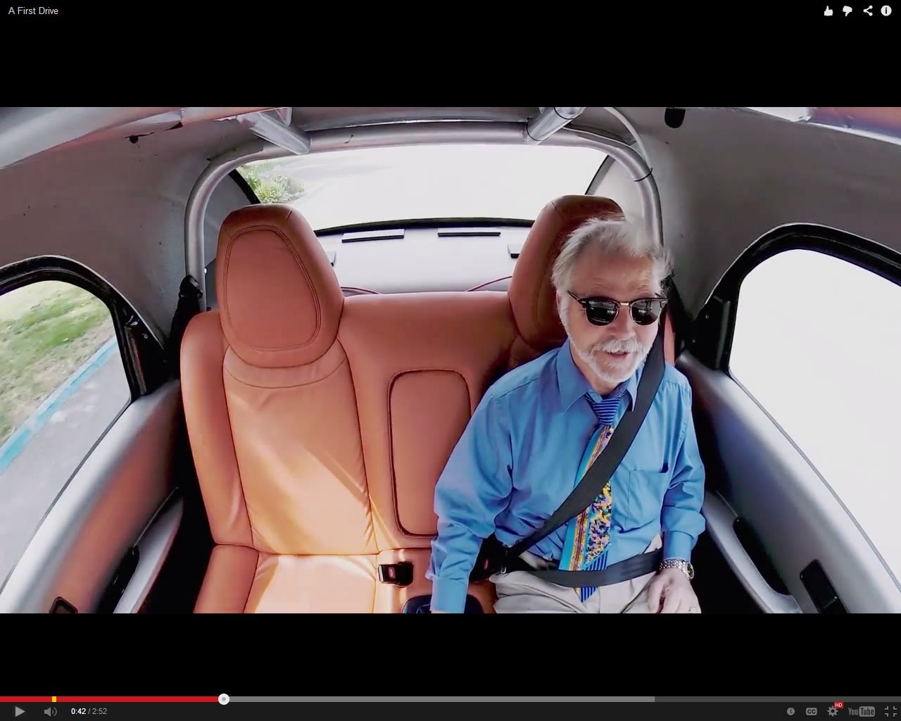 Google's new self-driving car prototype seats only two people, and its interior is simple.