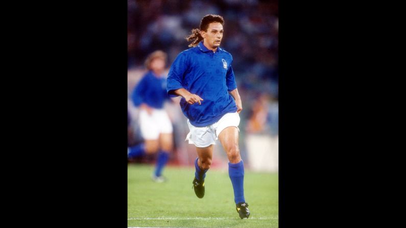 El estilo inspirado en Jedi de Roberto Baggio puede decirse que dio lugar al mejor apodo del deporte. "La divina cola de caballo" deslumbró en su debut de la Copa del Mundo en 1990, anotando el gol del torneo en la victoria de la primera fase de Italia sobre Checoslovaquia, antes de anotar cinco veces en Estados Unidos '94. Pero siempre será recordado por fallar el tiro en los penalti de la derrota de Italia ante Brasil en la final, haciendo que "Il Divin' Codino" se sintiera menos que divino. 
