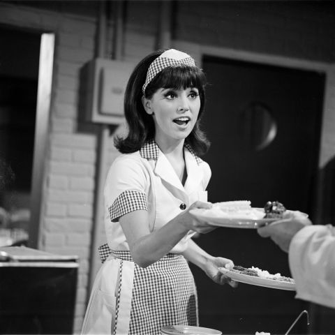 Marlo Thomas plays Ann Marie in an episode of the '60s sitcom "That Girl," portraying a single woman who moves to New York to make it big as an actress.