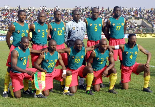 Los "leones indomables" de Camerún se dirigieron al torneo de 2002 en Japón y Corea del Sur, sin miedo y sin mangas. Con los bíceps que sobresalían para hacer que la mínima pareciera un éxito, Camerún se estableció para hacer un gran revuelo en la primera Copa Mundial de Asia. Pero, antes que pudiéramos disfrutar esta camiseta tipo-NBA, los encargados de las normas de fútbol de la FIFA intervinieron e insistieron que Camerún debía añadir mangas a sus "chalecos". El resultado fue una tira no muy genial y más convencional, haciéndonos reflexionar sobre lo que podría haber sido. 