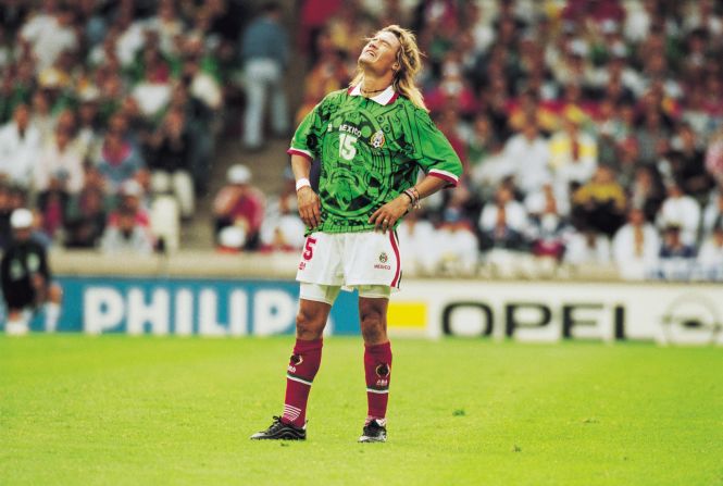 Fue suficiente para que los antiguos aztecas se retorcieran en sus tumbas. La camiseta de México para la Copa del Mundo de 1998 es inolvidable, por todas las razones equivocadas. Afortunadamente para los observadores sensibles en cuanto a estilo, el equipo de su delantero estrella, Luis Hernández solo duró cuatro partidos en Francia, antes de ser derrotado por Alemania en la ronda de 16. 