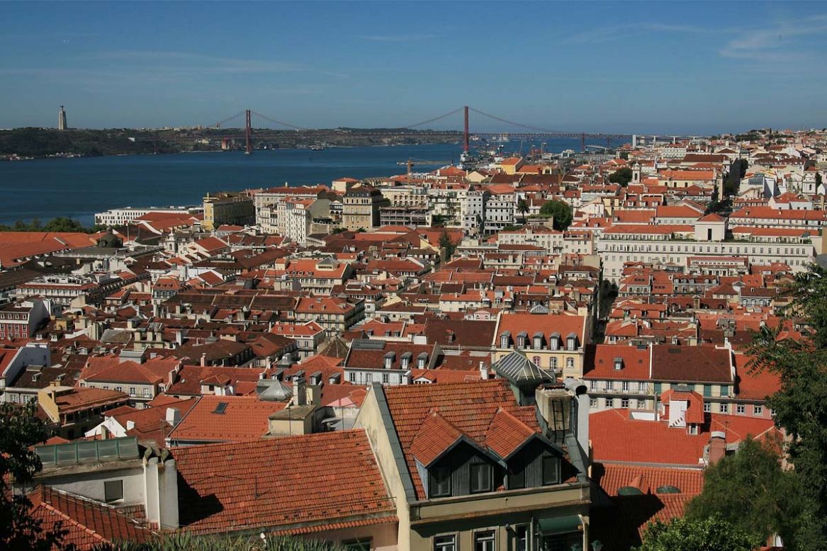 Lisboa es una ciudad llena de carácter y rodeada por hermosas playas poco visitadas, lo que la convierte en una buena alternativa frente a El Algarve, un sitio turístico. 