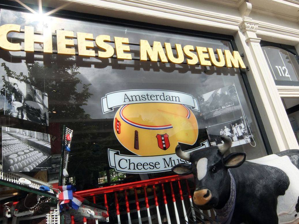 El Museo del Queso en Amsterdam contiene una máquina de cortar queso con diamantes incrustados para la gente que realmente disfruta de una dieta rica en lácteos.