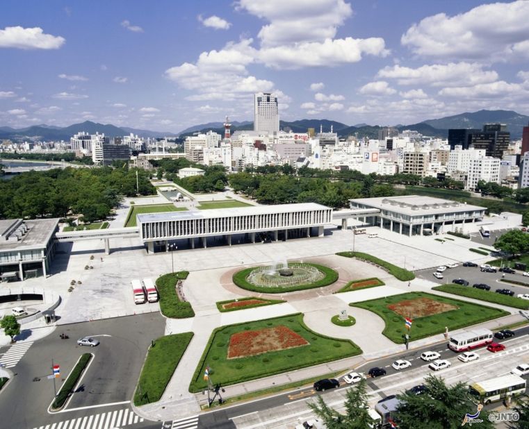 Visits by foreign tourists to the Hiroshima Peace Memorial Museum hit a record high of 338,891 in 2015.