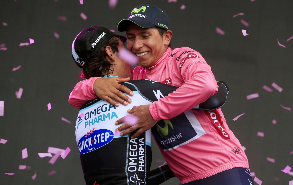 Nairo Quintana, campeón, se abraza con Rigoberto Urán, subcampeón.