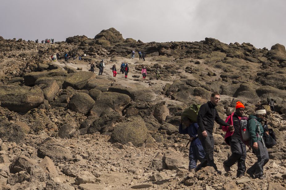 Crowds potentially spoil the atmosphere of solitude on Kili. The author managed to climb alone thanks to advice from a local guide: start the climb at 10 a.m. when everyone else has returned.