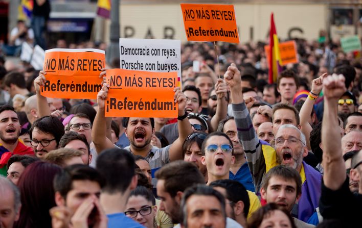 Varios grupos de izquierda españoles pidieron por un referéndum sobre la monarquía, tras el anuncio de la abdicación del rey Juan Carlos, entre ellos Izquierda Unida, tercer grupo del parlamento español.