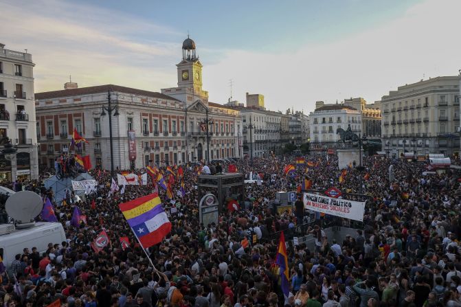 "El Borbón, sin pensión" o "España mañana será republicana", gritaron los manifestantes en la Puerta del Sol en Madrid.