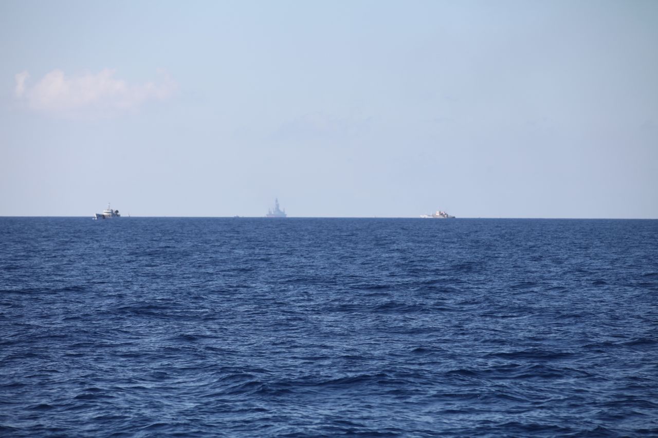 The Chinese oil rig can be seen on the horizon, around 10 nautical miles (NM) distant.