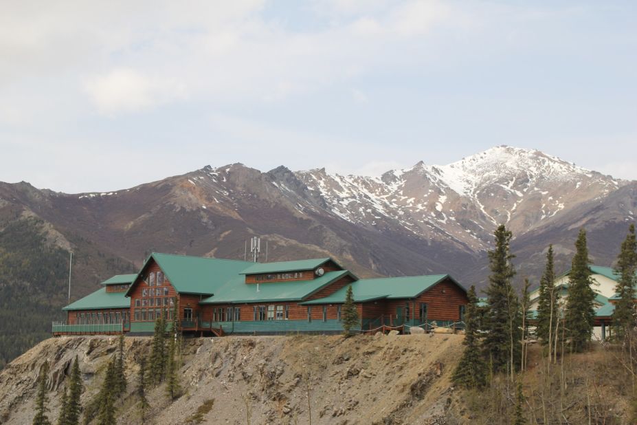 Construction on the road began in 2000. At the end of the drive, the Grande Denali Lodge, which maintains and owns a lease on the road, commands views of the broad valley below. 
