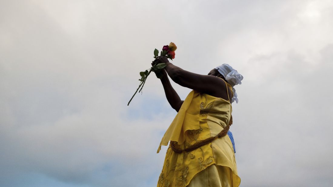 Throwing flowers into the sea is a way of offering a gift to Yemanjá. Each February 2, thousands of Yemanjá devotees participate in the colorful celebration in her honor.