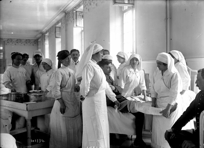 Nurses tend to wounded soldiers in France in 1915.