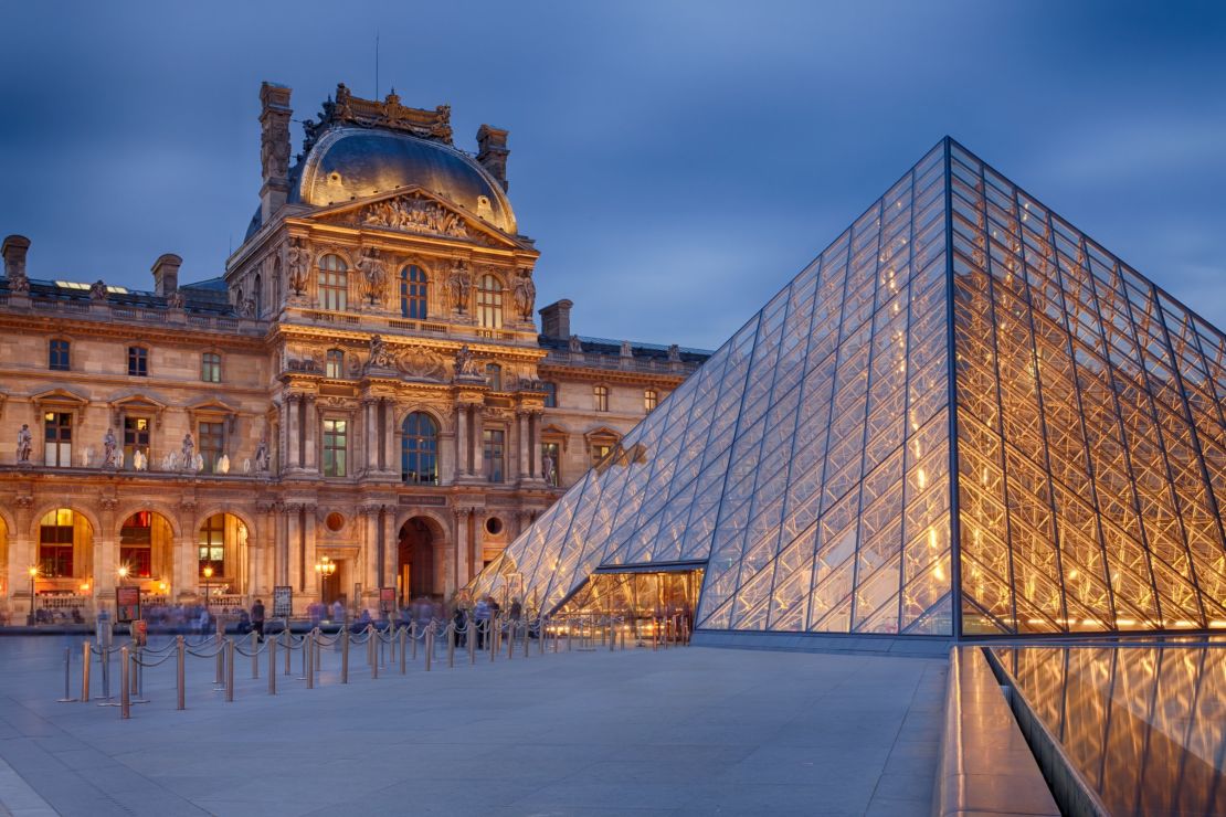 The Louvre has the most da Vinci works.