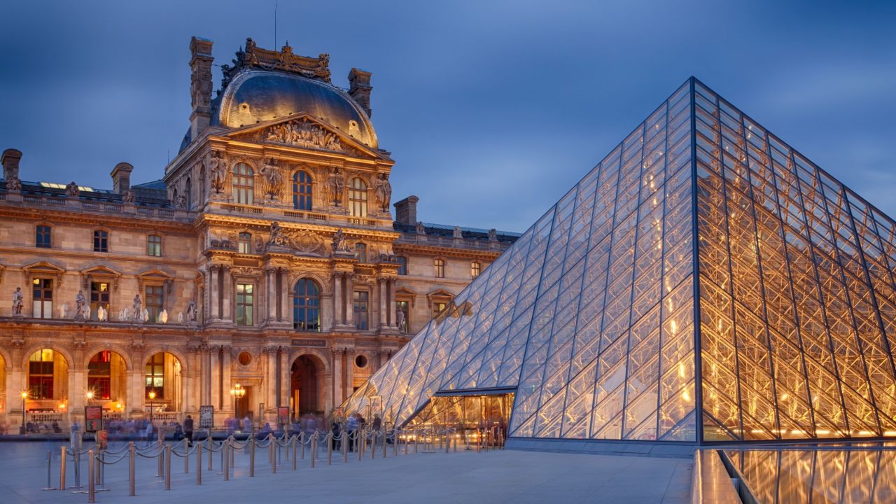 The Louvre has the most da Vinci works.