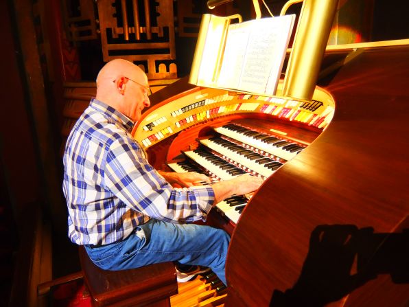 Amsterdam's 95-year-old Tuschinski cinema is home to a decades-old Wurlitzer organ that's been restored to its former musical glory by a team of technicians and volunteer enthusiasts.
