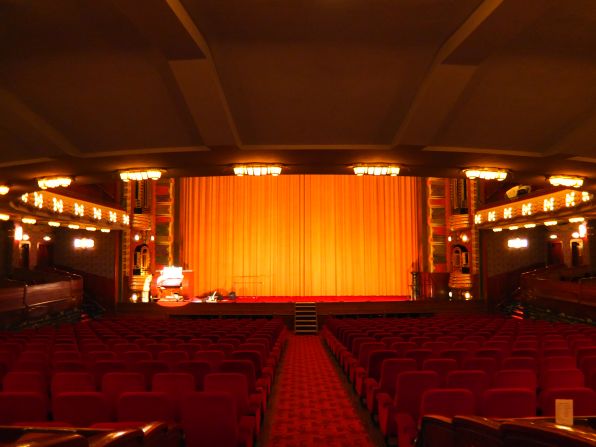 Today the Tuschinski Theater hosts Amsterdam's main film premieres. In the past, stars such as Marlene Dietrich, Judy Garland and Dizzy Gillespie have graced its stage.