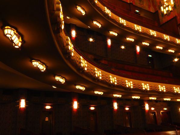 The theater was restored to its former glory in an expensive refurbishment in the 1980s. Lamps on the underside of the balconies seem to resemble caterpillars. 