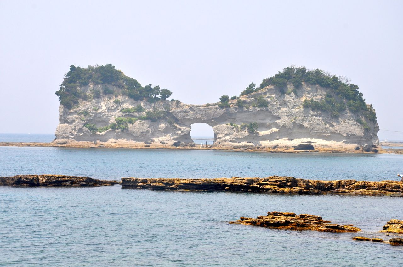 Engetsu Island, off the coast of Shirahama, is a 130-meter-wide rock formation, famous for a moon-like hole in the middle. Designated a "place of scenic beauty," it's easily viewed from the road on the mainland and is a favorite place for sunset shots. 