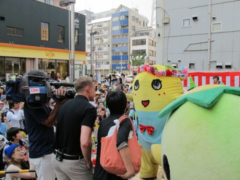 Funassyi makes his international television debut during an interview with CNN Tokyo correspondent Will Ripley.  The mascot creator keeps his identity a secret and never appears out of character.  He rarely grants interviews due to an exhaustive schedule of appearances.