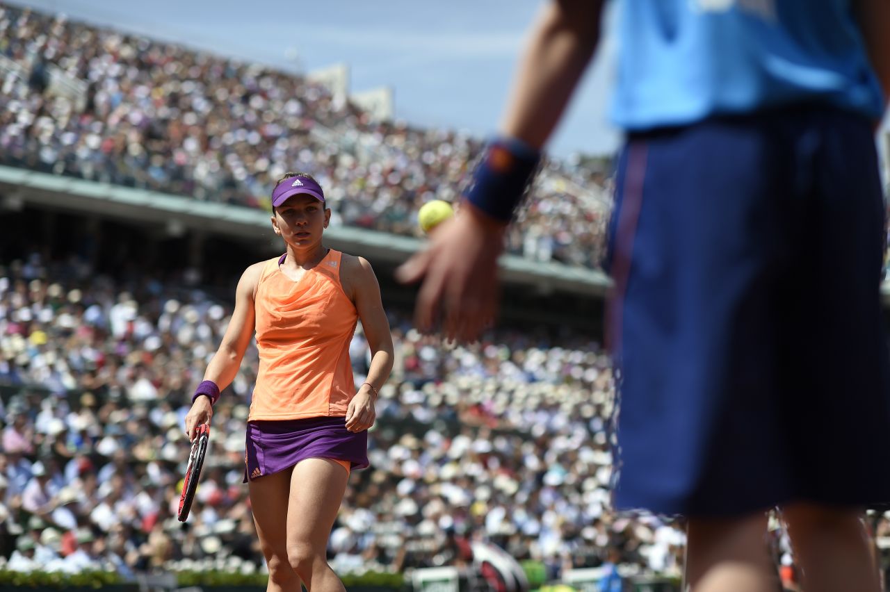 Halep forces a tiebreak in the second set and fights back from 5-3 down to win the breaker 7-5 and force a third set.