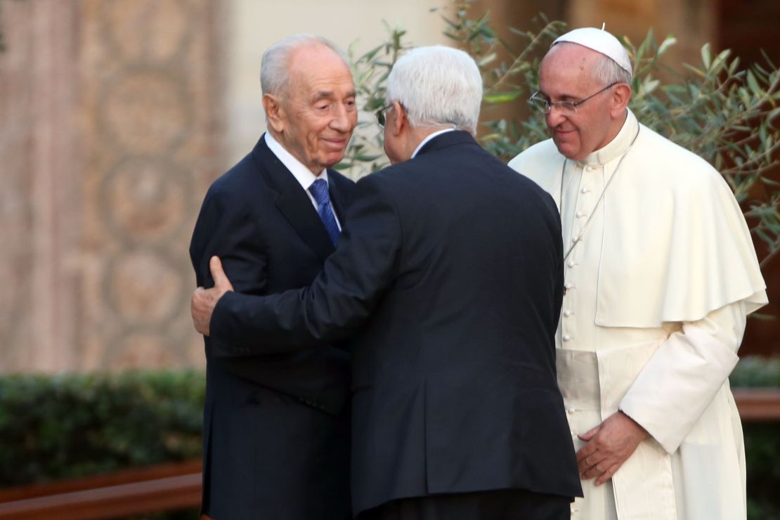 Pope Francis (R) meets Israeli President Shimon Peres (L) and Palestinian President Mahmoud Abbas.
