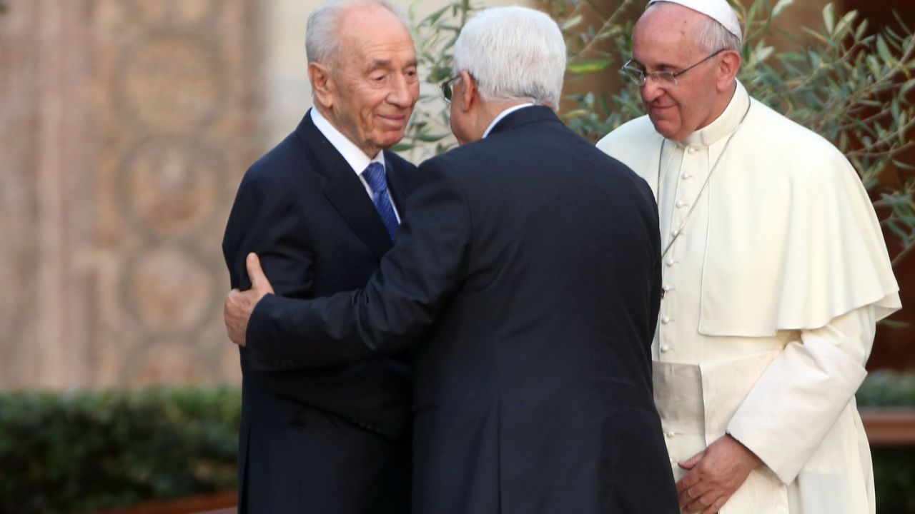 Pope Francis (R) meets Israeli President Shimon Peres (L) and Palestinian President Mahmoud Abbas.