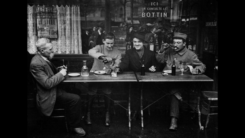 Wounded veterans with their prostheses, 1916. 