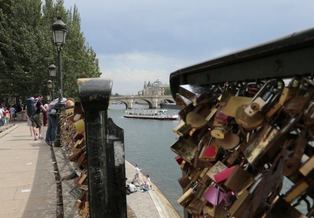 Una sección de la reja del Pont des Arts en París colapsó el domingo, por lo que el puente tuvo que ser cerrado unos momentos. La reja estaba llena de candados que ponen parejas de enamorados.