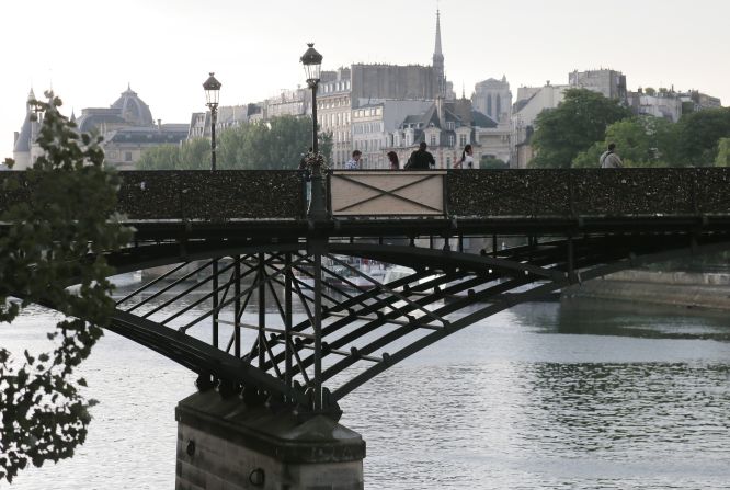 Así se ve desde lejos el puente con el panel de madera.