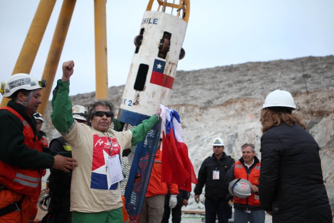 El comercial del Banco de Chile relaciona la supervivencia de más de 30 mineros en el desastre minero de 2010 con los sueños de la Copa Mundial de la selección chilena.