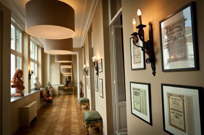<strong>Fees: </strong>(€1,750) $2,414 registration fee + (€1,507) $2,078 per year.Offers excellent networking opportunities with heads of industries, royalty and Europe's most powerful economic influencers.