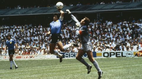 La controvertida mano de Maradona le dio a Argentina una ventaja de 1-0 contra Inglaterra en la Copa del Mundo de 1986. 