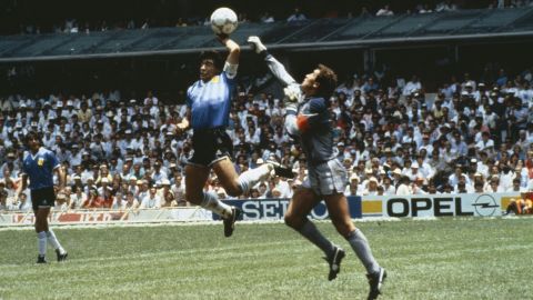 Bola tangan kontroversial Maradona memberi Argentina keunggulan 1-0 melawan Inggris di Piala Dunia 1986. 