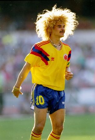 Cuando se trata de peinados, ningún futbolista ha hecho más por la popularidad del afro que Carlos Valderrama. El elegante enganche jugó para Colombia en tres Copas del Mundo (en 1990, 1994 y 1998) y jugó en más de 100 partidos con su selección, pero siempre será recordado por el nido de rizos rubios de peróxido que estaban sobre su rostro bigotudo. 