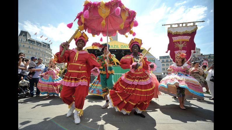 Bailarines brasileños tradicionales celebran la inauguración de la Copa Mundial en la Plaza de Trafalgar en Londres.