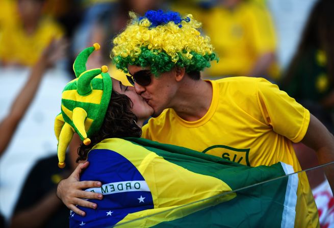 Una pareja se besa antes del partido entre Brasil y Croacia en Sao Paulo.